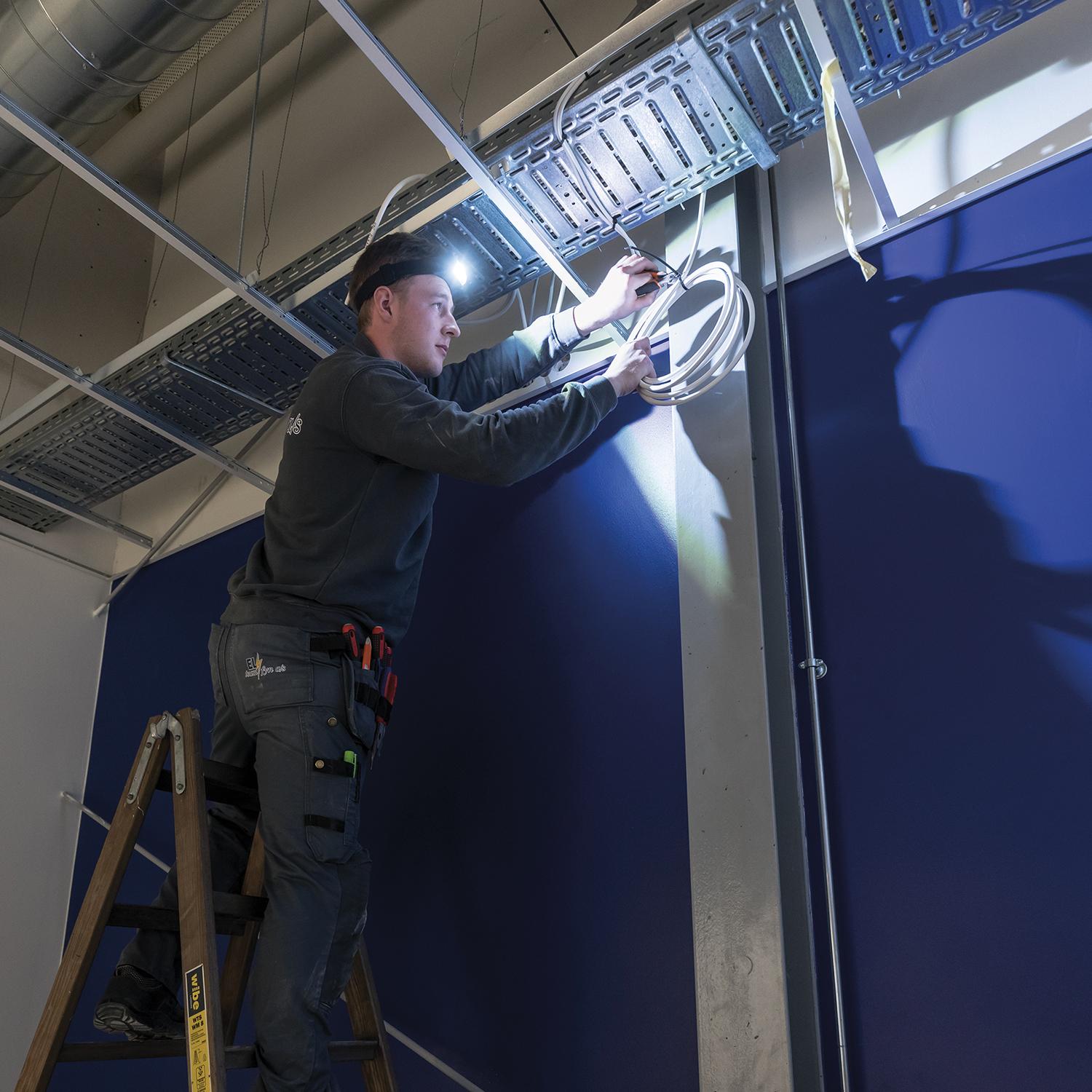 SVIETIDLO | ČELOVKA 150 LM COB LED S USB NABÍJANÍM